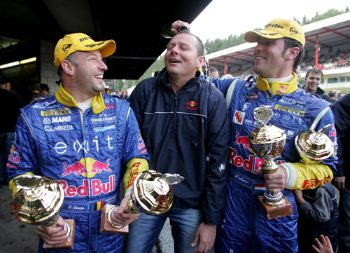 Jos Menten geeft PSI teamchef Christian Schumacher champagnedouche na uitstekende race!